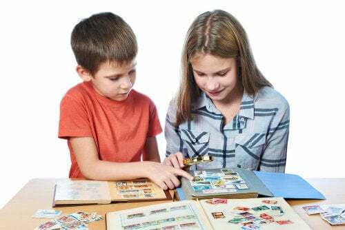 Bambini con le figurine.
