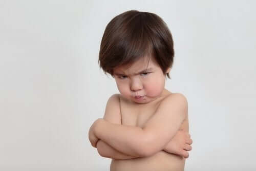Bambino con le braccia conserte
