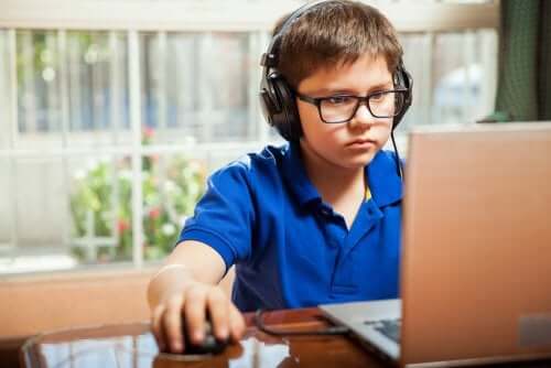 bambino che usa il computer per accedere ad internet e studiare