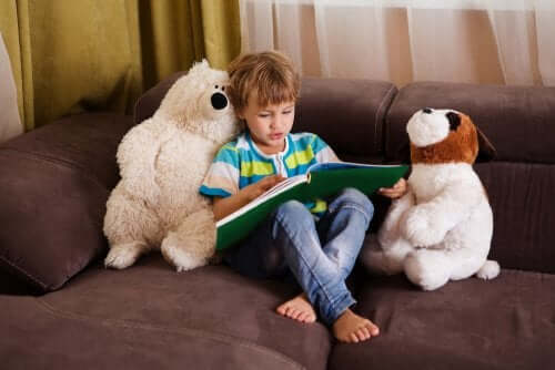 bambino sul divano che legge un libro per bambini 