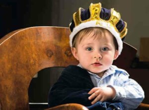 Sopravvalutare i figli può renderli narcisisti