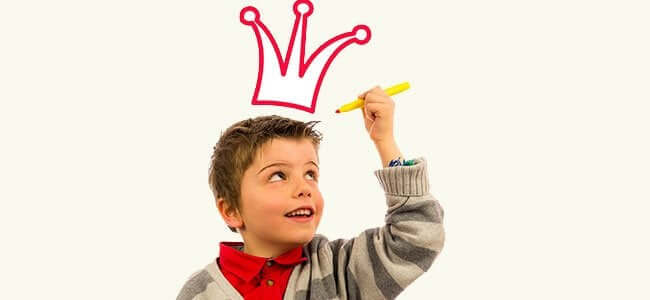 Bambino che disegna corona sulla testa
