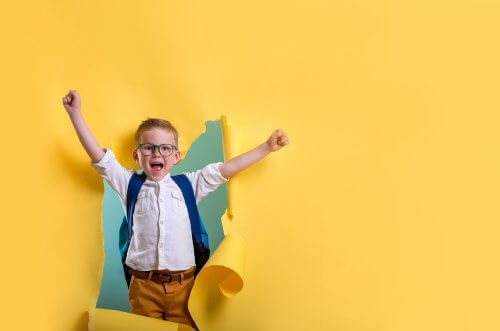Bambino felice perché ha avuto successo.