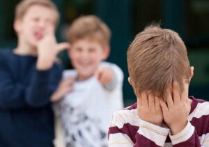 Come comportarvi quando vostro figlio vi dice che lo prendono in giro