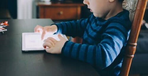 bambino che usa un tablet per studiare