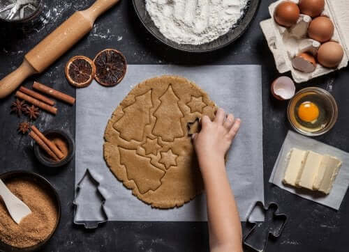 Tra le ricette natalizie per bambini non possono mancare i biscotti al burro.