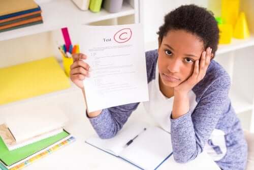 ripetere l'anno non è una misura sufficiente a garantire un miglioramento del rendimento scolastico