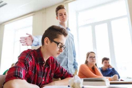 Bullo a scuola durante la lezione