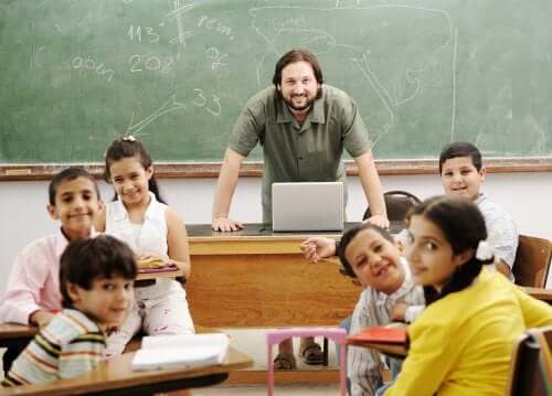 Professore e alunni felici in classe.