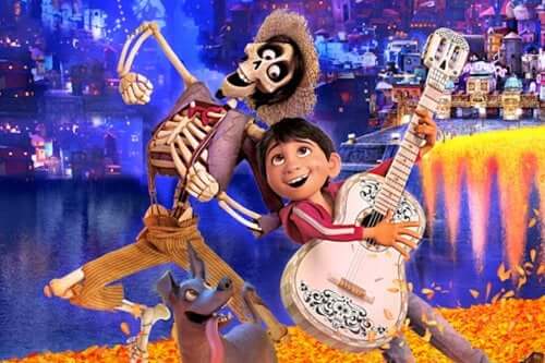 Personaggi film coco che suona la chitarra.