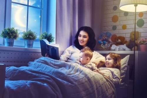 Mamma che legge la favola dea buonanotte
