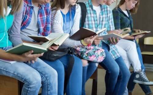 Frasi motivazionali per adolescenti sullo studio. Ragazzi che leggono.