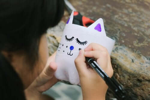 creare gatti con bottiglie di plastica è un'attività istruttiva e divertente