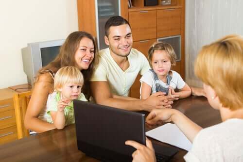 Madre padre e figli che parlano con assistente didattico
