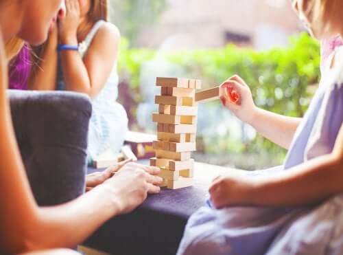 Jenga: uno dei migliori giochi da tavolo per migliorare l'attenzione