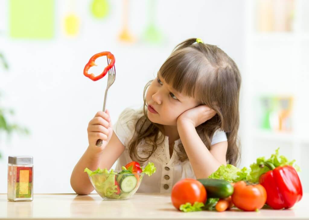 è opportuno permettere a un bambino che non vuole mangiare di giocare con il cibo
