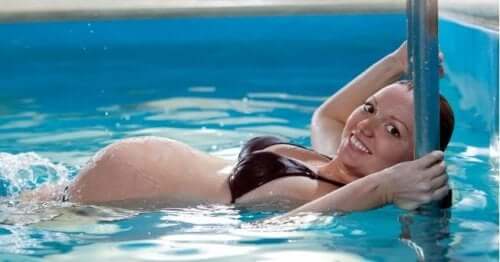 Il nuoto in gravidanza: quali benefici?