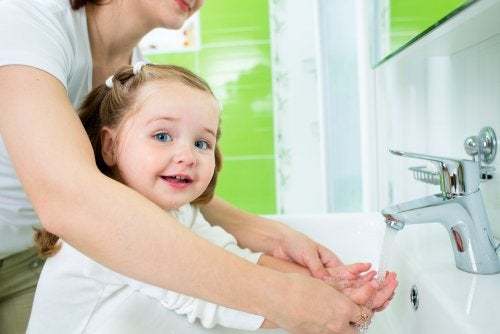 Bambina si lava le mani