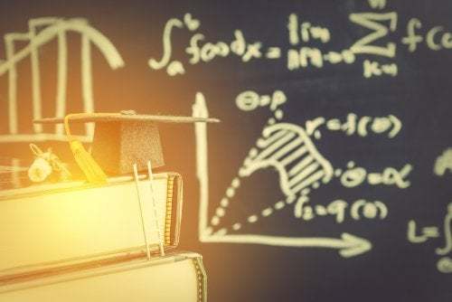 Lavagna con formule e libri