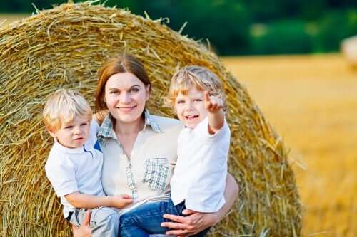 madre che abbraccia i figli in campagna