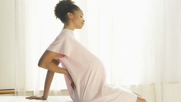 evitare di trascorrere molto tempo sedute è utile per alleviare il dolore lombare durante la gravidanza