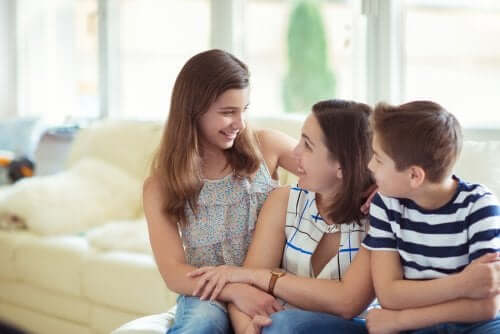 mamma e figli che parlano seduti sul divano
