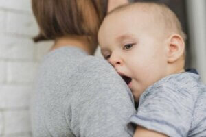 Le mamme si stressano più dei papà accudendo i figli
