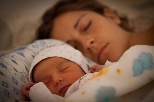 Mamma e figlio che dormono