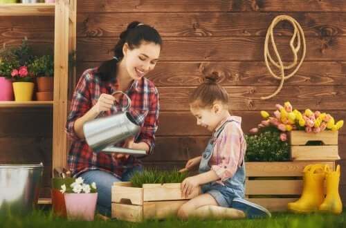 Mamma e figlia concimano con i libri di giardinaggio per bambini.
