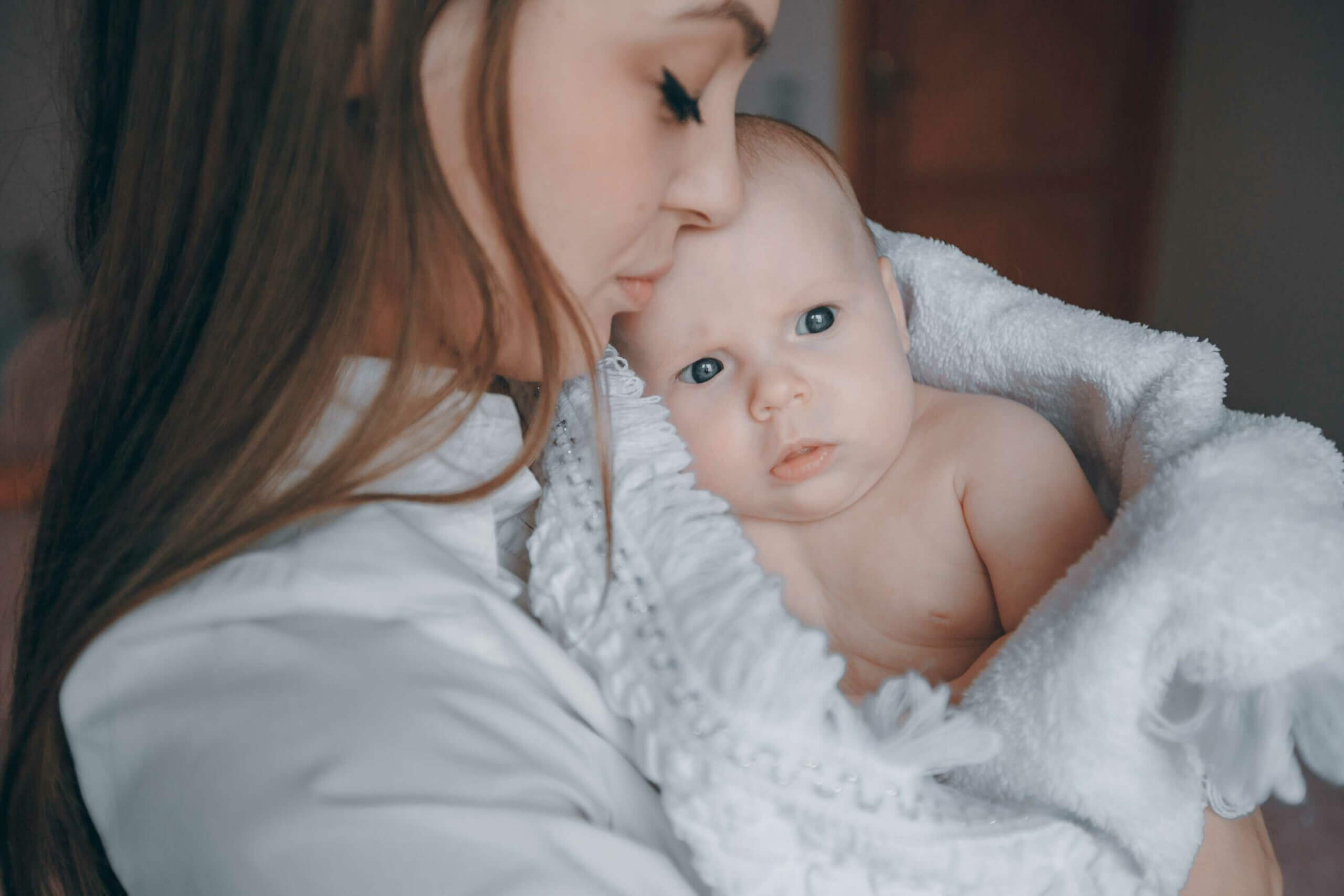 Mamma con neonato in braccio
