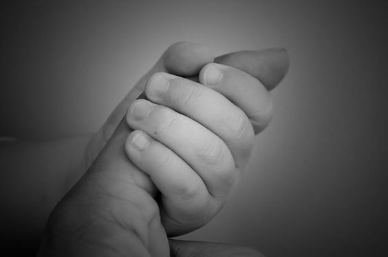 Mani di madre e figlio