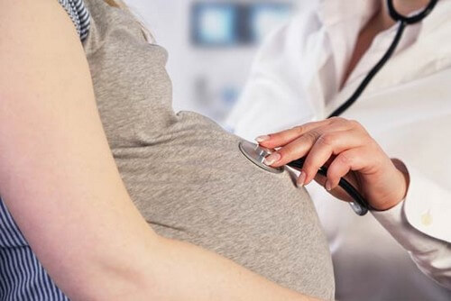 Medico e donna incinta