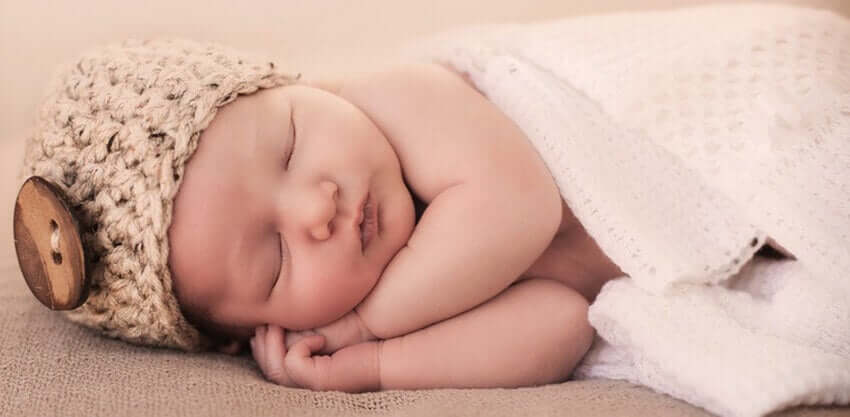 Neonata che dorme