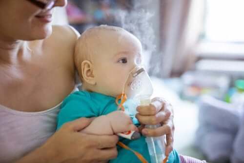 neonato con difficoltà respiratoria che fa l'aerosol