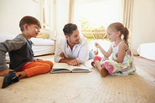 padre che legge un libro e parla coi figli