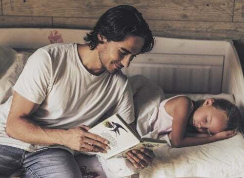 Papà che legge alla figlia