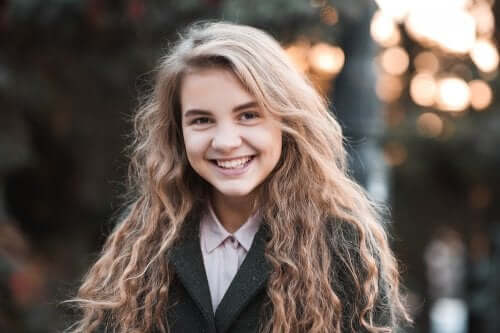 Ragazza adolescente che sorride.