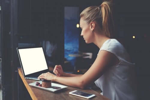 Ragazza che usa applicazioni per computer per studiare.