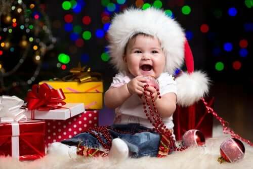 Bambina con i regali di Natale.