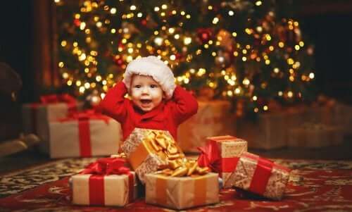 Anche i regali di Natale sono un'occasione per rafforzare i legami affettivi. Bambino il giorno di Natale.