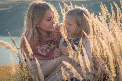 Rispettare i bambini. Mamma con figlia nella natura.