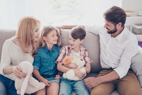 genitori e figli che parlano seduti sul divano
