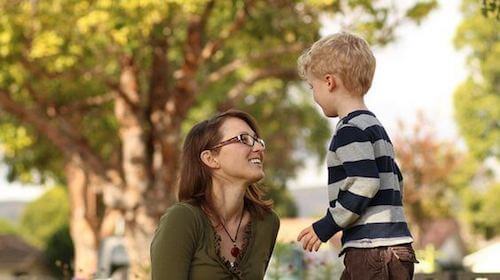 madre e figlio che parlano nel parco