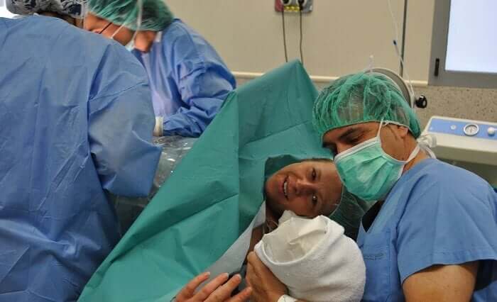 Donna in sala parto ed equipe medica