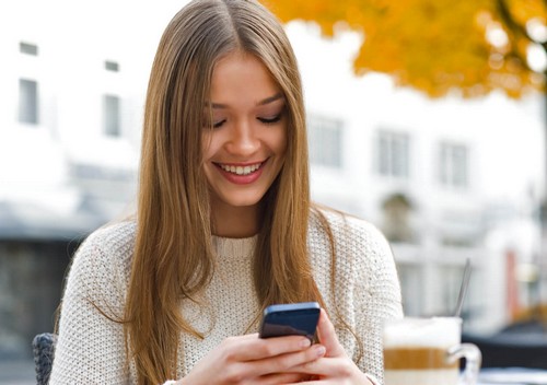 Adolescente con cellulare