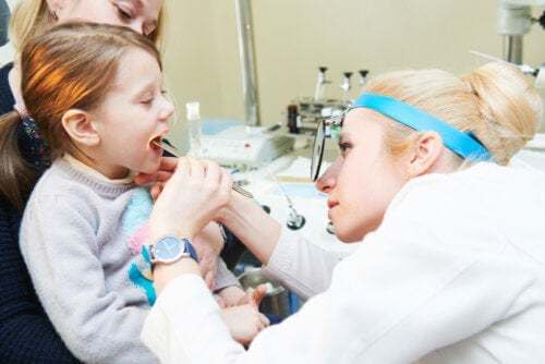 Bambina con adenoidi dal dottore
