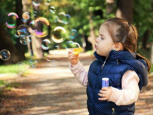 Bambina con bolle di sapone