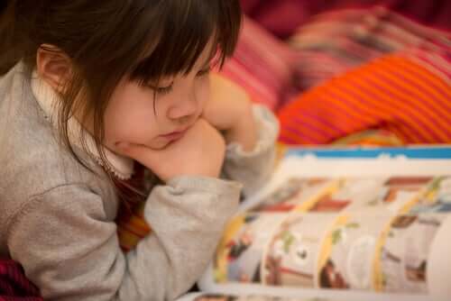 Bambina con fumetto.
