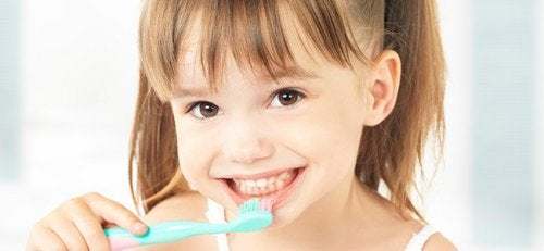 Bambina che si spazzola i denti.