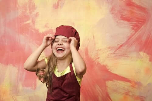 Bambina che mette il cappello da cuoca.